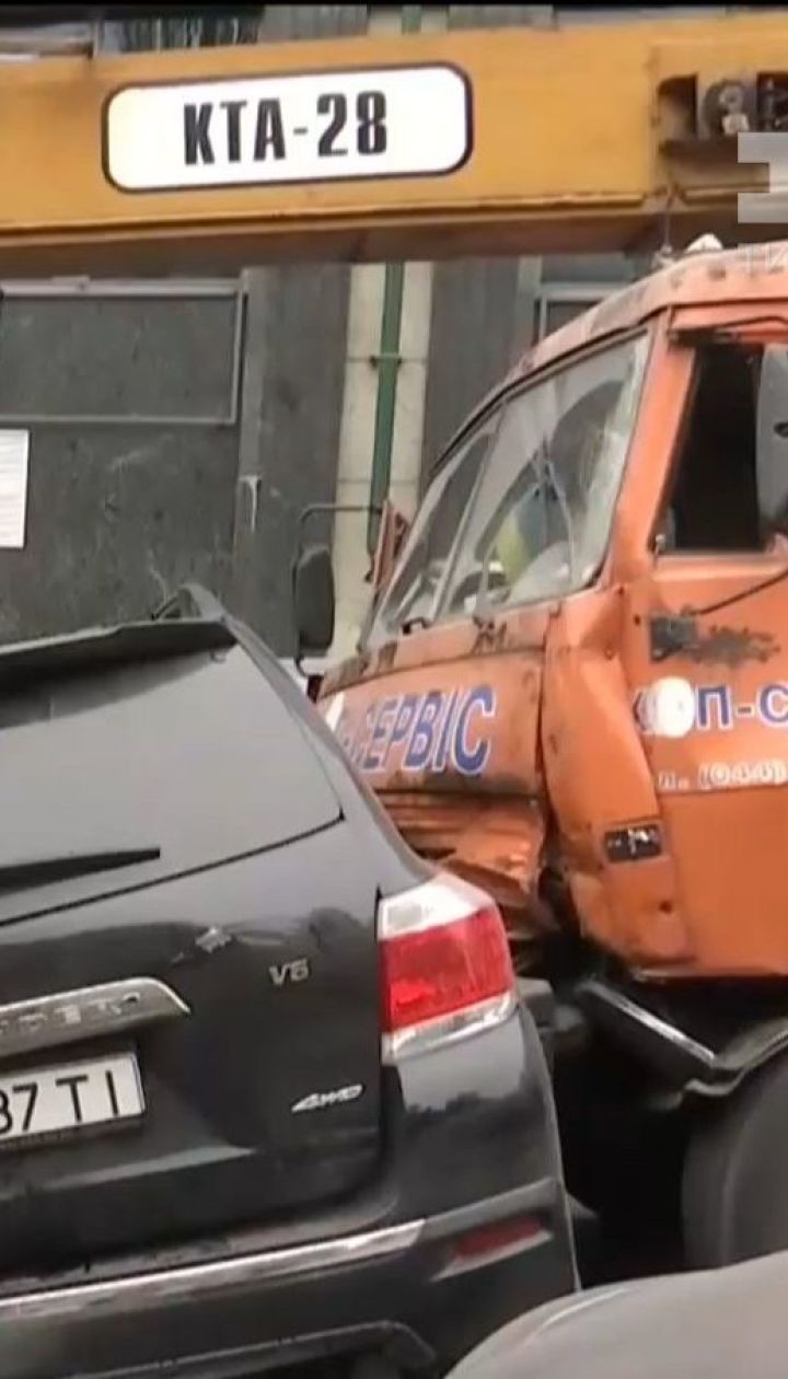 В Киеве кран без тормозов разбил десятки авто