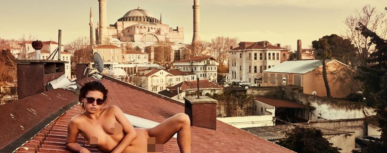 Бурка и вагина: модель Playboy устроила провокацию в мечети Святой Софии