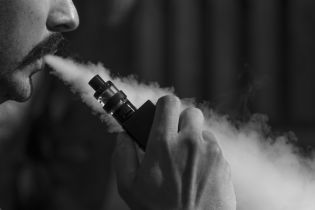В Австрії молодик отримав важкі опіки після вибуху електронної сигарети