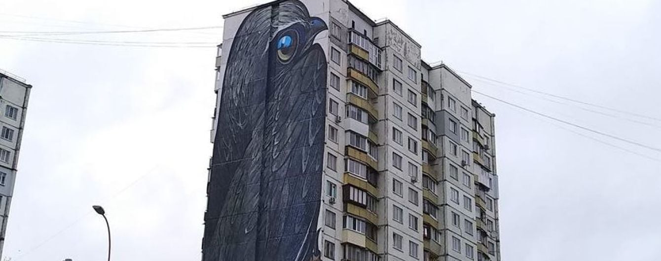 "Теперь все перья на месте". В Киеве восстановили испорченный утеплением мурал