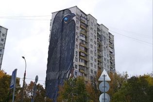 "Теперь все перья на месте". В Киеве восстановили испорченный утеплением мурал