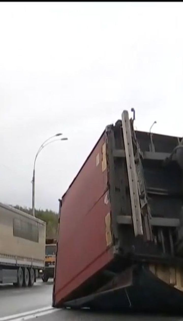 Майже добу на столичній кільцевій дорозі не можуть прибрати фуру, яка впала напередодні