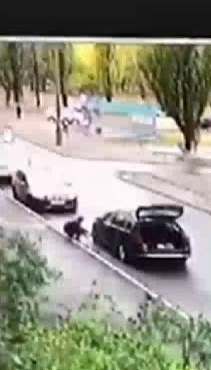 Обікрали і покатали на капоті: у Києві небайдужі зупинили злодіїв
