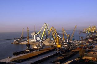 Порт у Маріуполі перейшов на чотириденний режим через російську агресію в Азовському морі