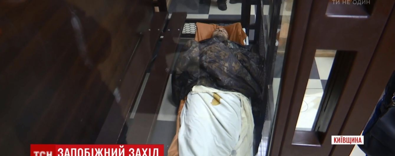 На ношах до суду: підозрюваний у справі про в'єтнамських нелегалів під Києвом заснув на оголошенні рішення про арешт