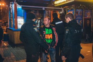На Хрещатику п'яний чоловік покусав людей. Двоє опинилися в лікарні