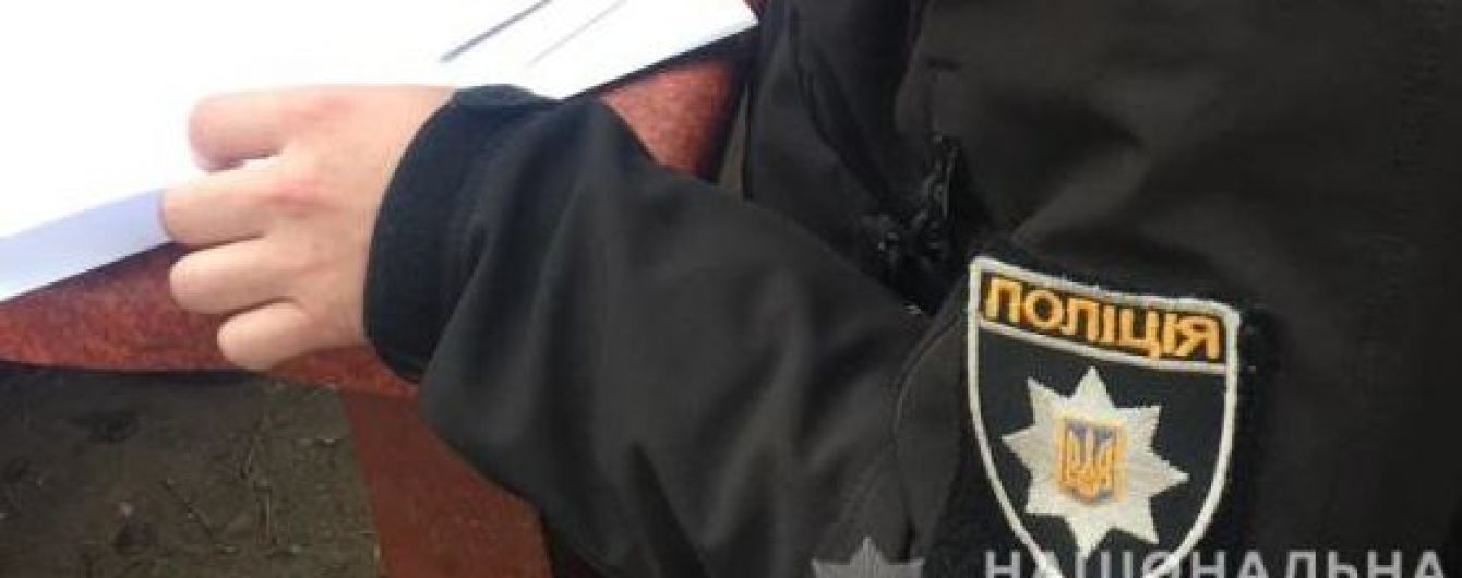 В Запорожье парны избили полицейского за замечание