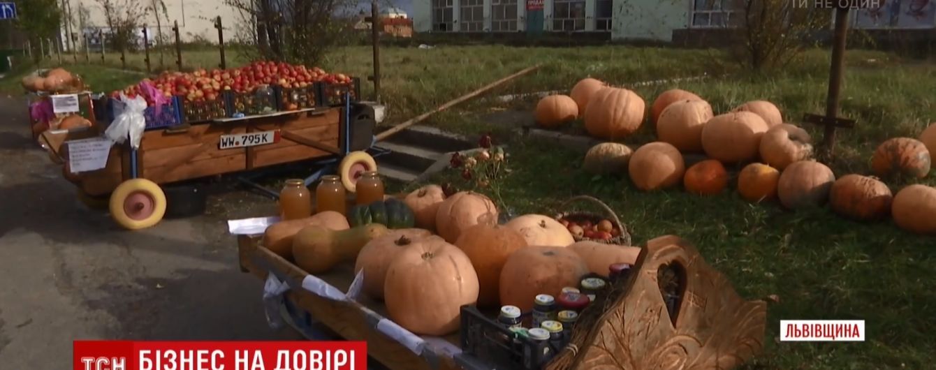 Бізнес на довірі: садівник на Львівщині відкрив придорожні крамниці без продавців