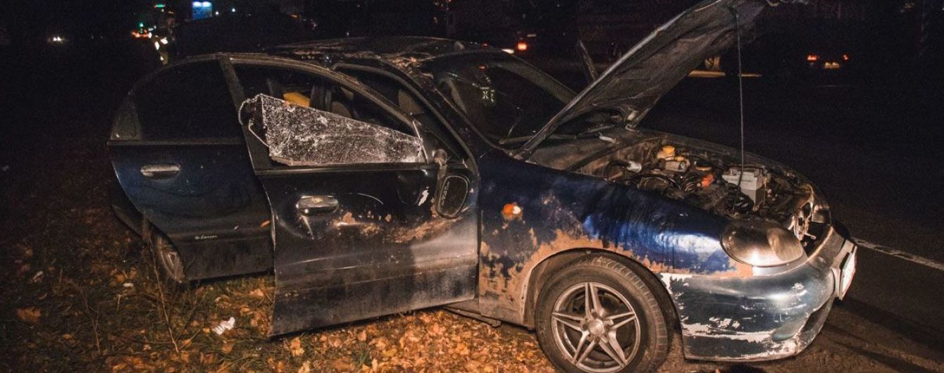 В Киеве на Кольцевой дороге автомобиль с тремя молодыми людьми вылетел в кювет и перевернулся