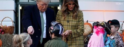 Цукерки або смерть: у Білому домі Трамп із дітлахами розпочали святкувати Геловін