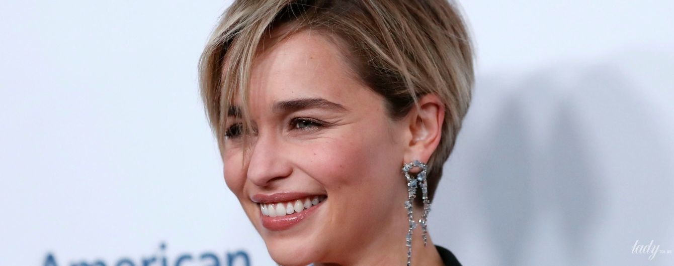 У сукні від Dior: красива Емілія Кларк відвідала світську церемонію