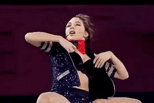 Российская фигуристка устроила стриптиз прямо на льду