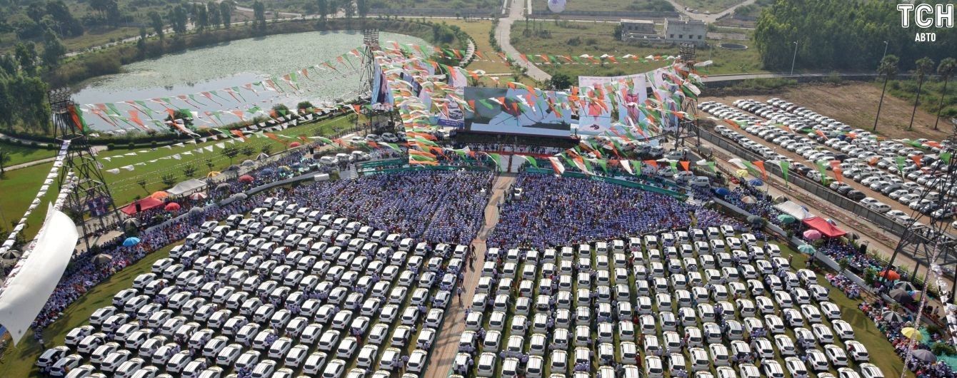 В Індії бізнесмен подарував працівникам 600 автівок на "церемонії заохочення"