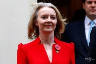 Главный секретарь казначейства Великобритании подчеркнула стройную фигуру красным платьем с вырезом