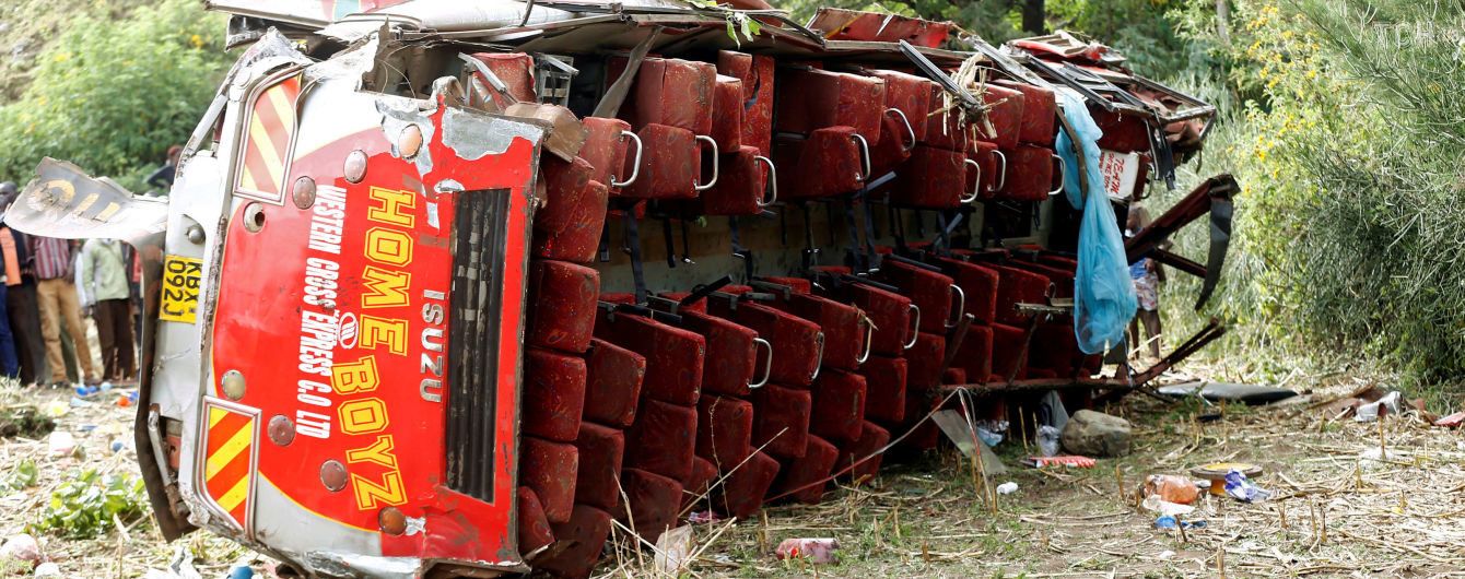 У Пакистані автобус з людьми вилетів з дороги у прірву
