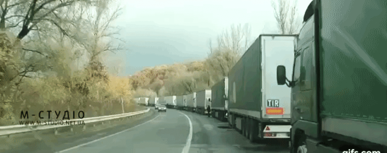 Сотні фур застрягли на кордоні зі Словаччиною у багатоденних чергах