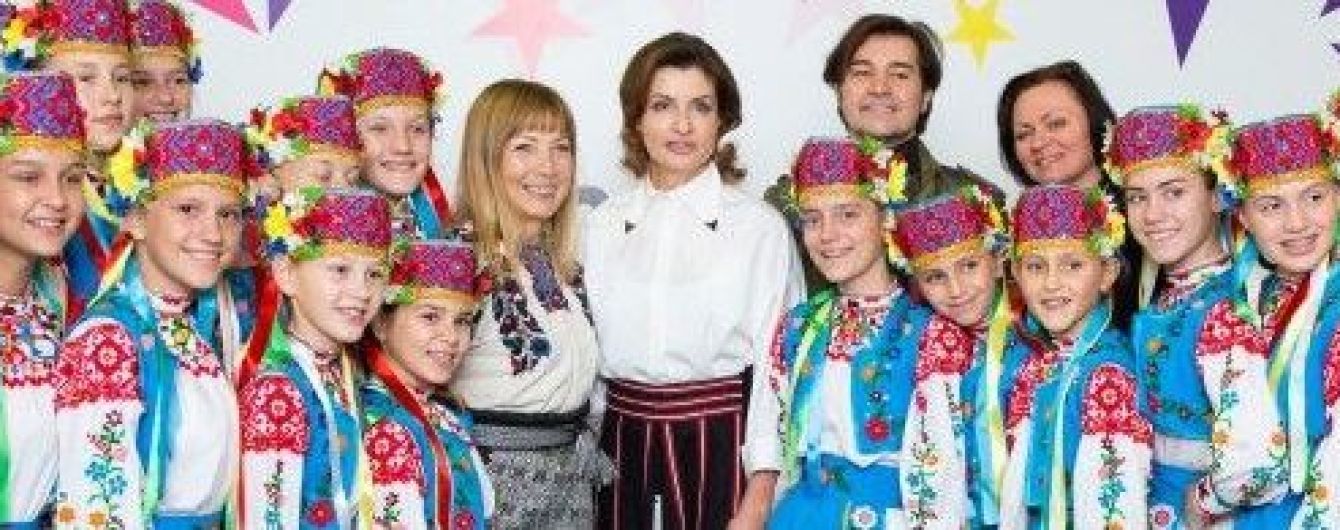 Битва образів Марини Порошенко: спідниця з вишивкою vs фіолетовий костюм
