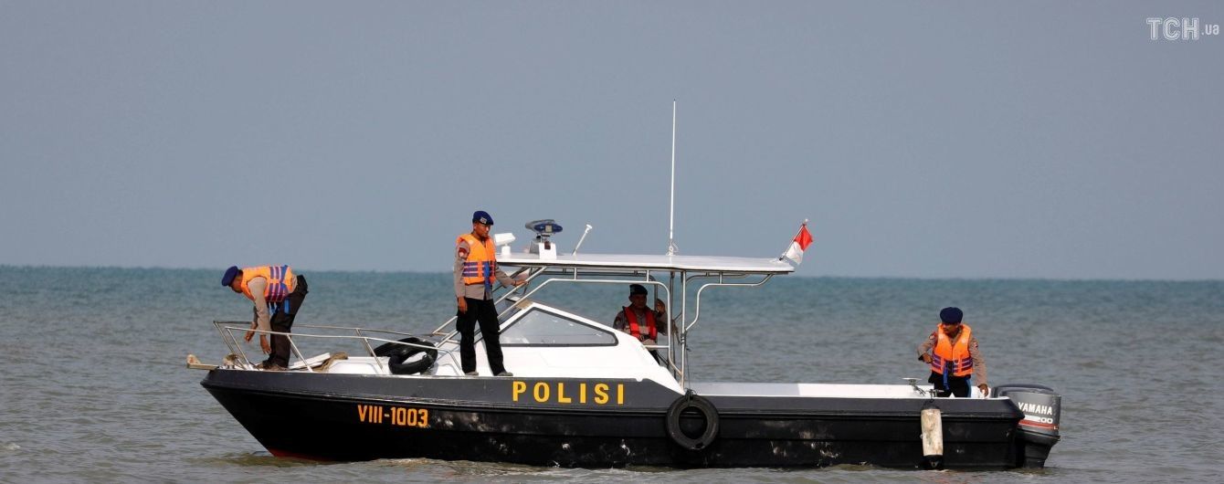 Авіакатастрофа в Індонезії: рятувальники дістали з моря шість тіл загиблих