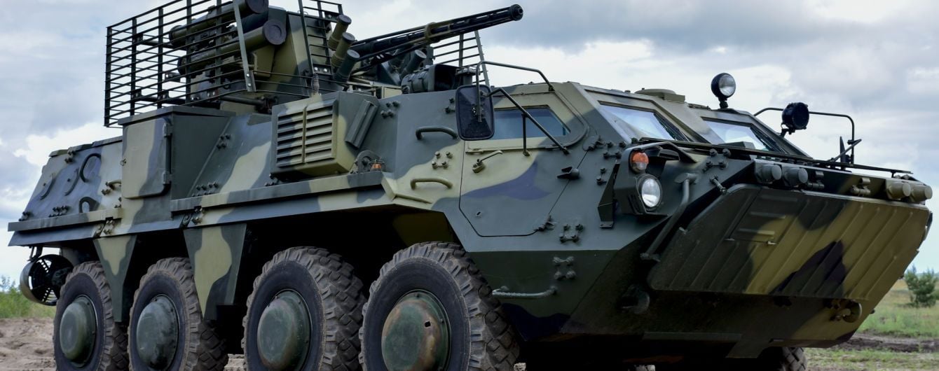 В Ровенской области БТР военных врезался в легковушку