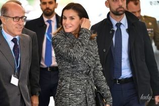 Королевы тоже носят ботфорты: 46-летняя Летиция прилетела в Швейцарию в эффектном образе