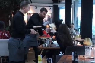 "Не выдержали нервы": в киевском ресторане официант запустил посетительнице тортом в лицо