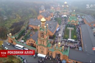 У Києві тисячі людей вклонилися прахові черниці Аліпії