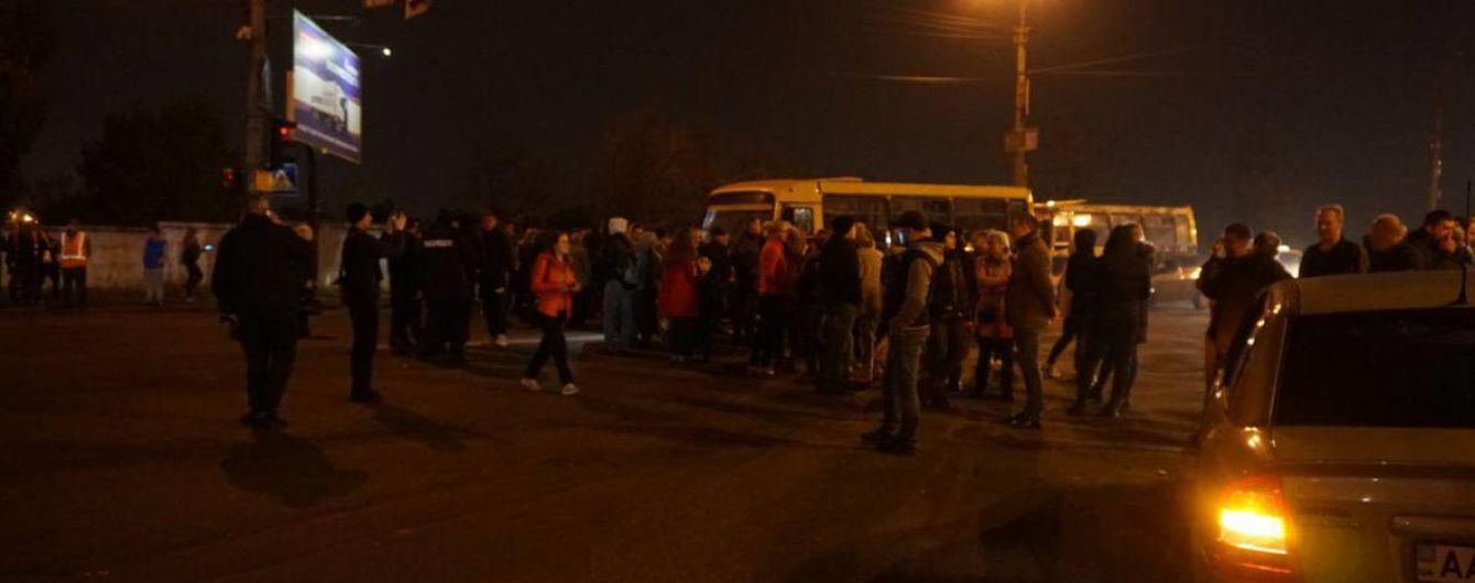 В Киеве возмущенные жители перекрыли дорогу из-за исчезновения света