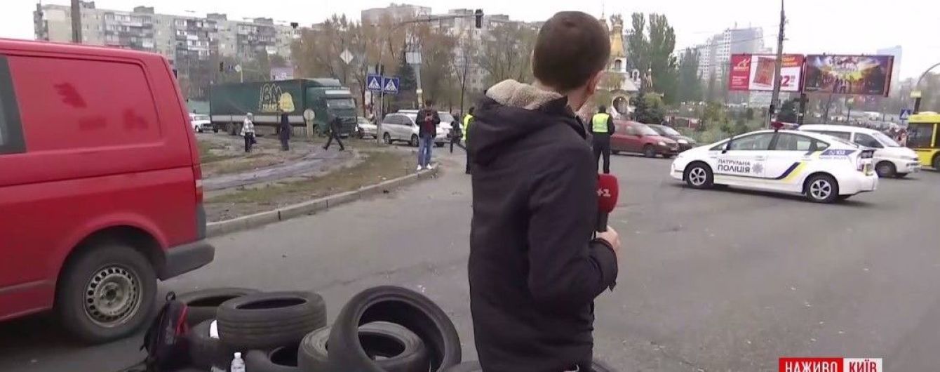 Левый берег Киева остановился в масштабных пробках из-за перекрытой протестующими дороги