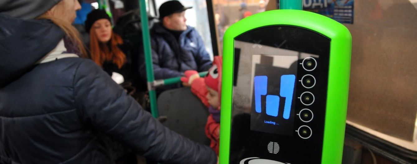 В наземном транспорте можно будет платить банковской картой