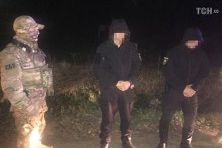 На Буковине задержали копов-взяточников, которые обещали помочь контрабанде крупной партии спирта