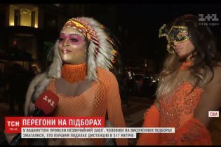 В вашингтонском забеге на каблуках приняла участие 69-летняя "дива" с синей бородой