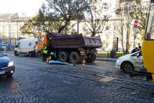 На відео потрапила моторошна ДТП у центрі Львова – "КамАЗ" на смерть збив пенсіонерку