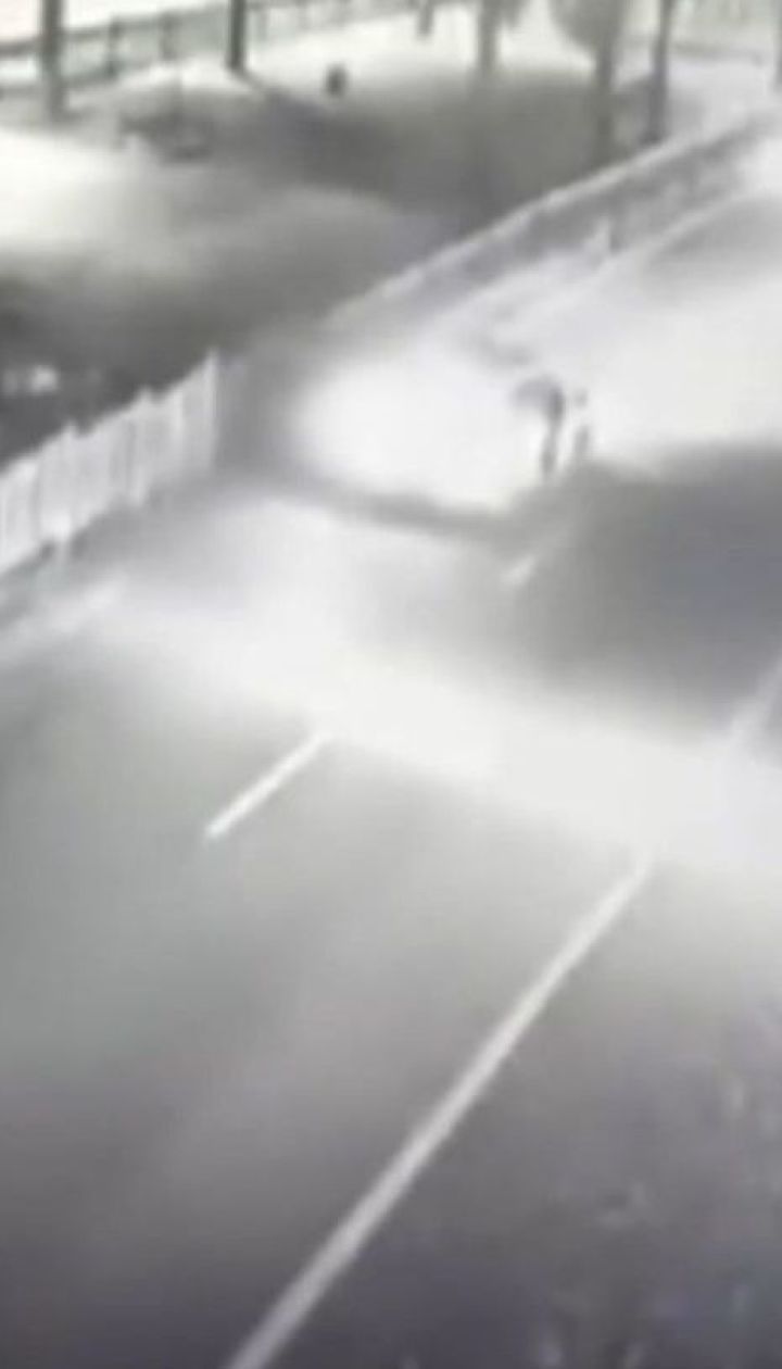Злочин та кара. У Мережі з'явилося відео, як авто патрульних збило грабіжника у центрі Києва