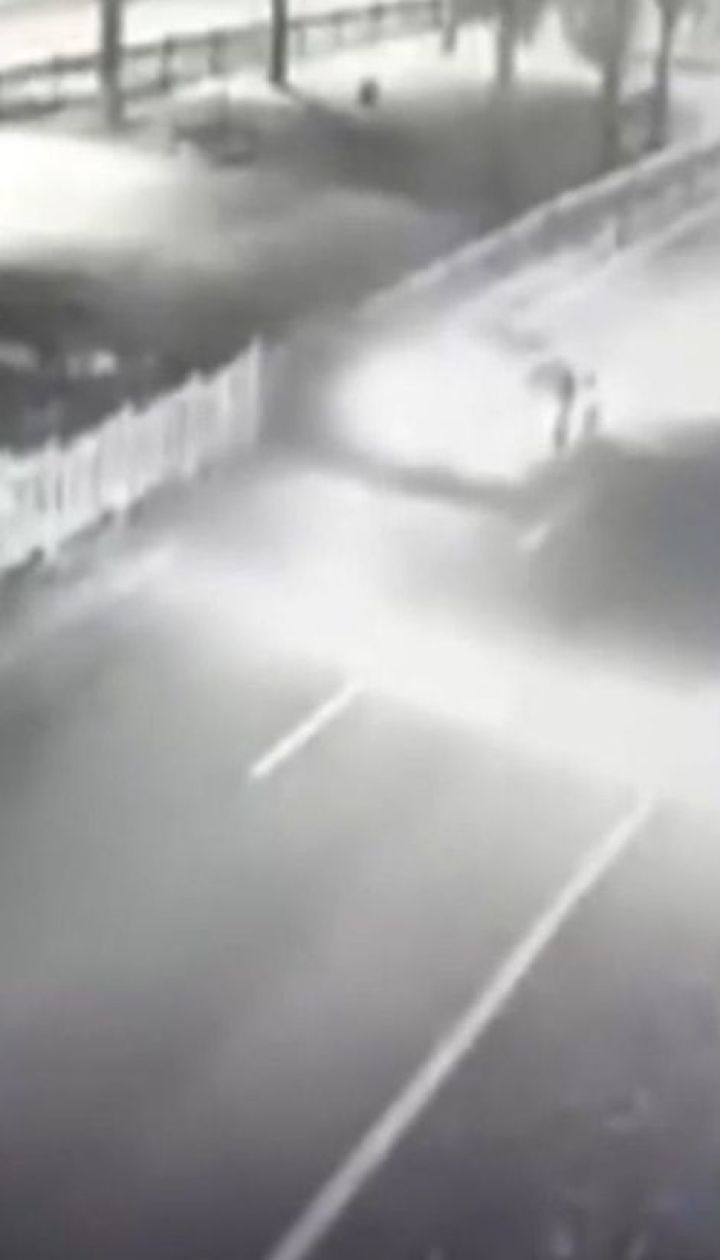 Преступление и наказание. В Сети появилось видео, как авто патрульных сбило грабителя в центре Киева