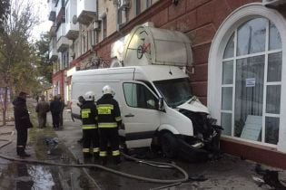 У Херсоні вантажний мікроавтобус протаранив стіну будинку і спалахнув, є постраждалі