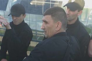 Охорона президента "Минаю" погрожувала фанатам "Динамо" та залила їх газовим балончиком