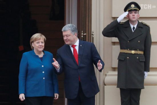 "Вітаю, воїни!". Меркель зустрілася з Порошенком і привітала військових українською