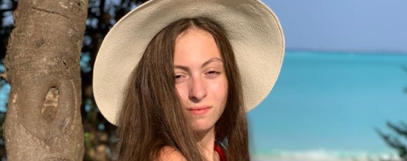У купальнику і капелюсі: 13-річна донька Полякової показала фото з відпочинку на Мальдівах
