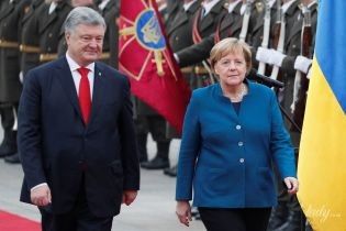 В синем жакете и любимом ожерелье: Ангела Меркель приехала в Киев
