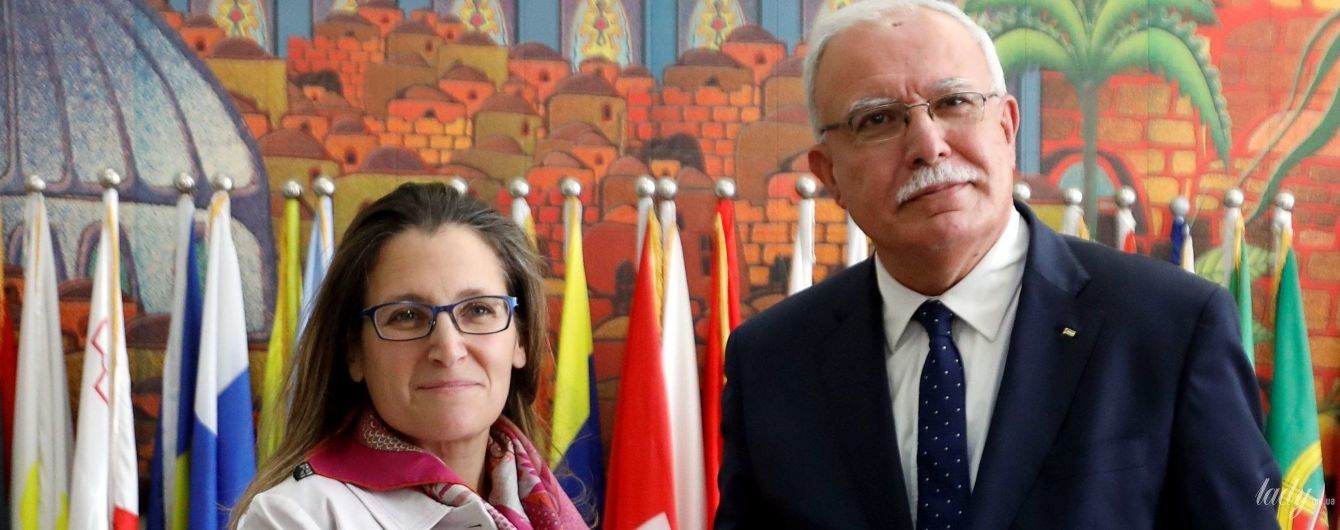 У старій сукні і окулярах: міністр закордонних справ Канади на офіційній зустрічі