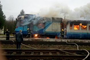 В Ровенской области загорелся дизельный тепловоз. Огонь тушил пожарный поезд