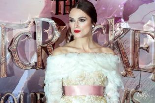 Обнажила плечи в платье от Chanel: красивая Кира Найтли на премьере фильма