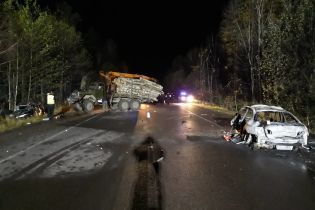 На Ровенщине BMW протаранил лесовоз и загорелся, а грузовик отбросило в другое авто