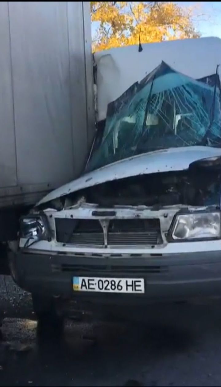 У Дніпрі маршрутка врізалась у фуру