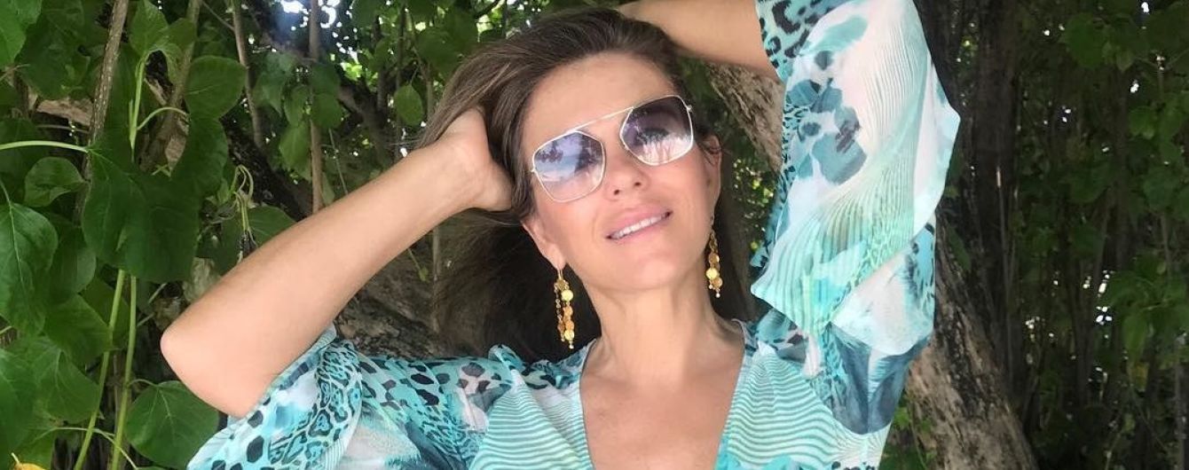 53-летняя Элизабет Херли в платье со смелым декольте позировала на Мальдивах