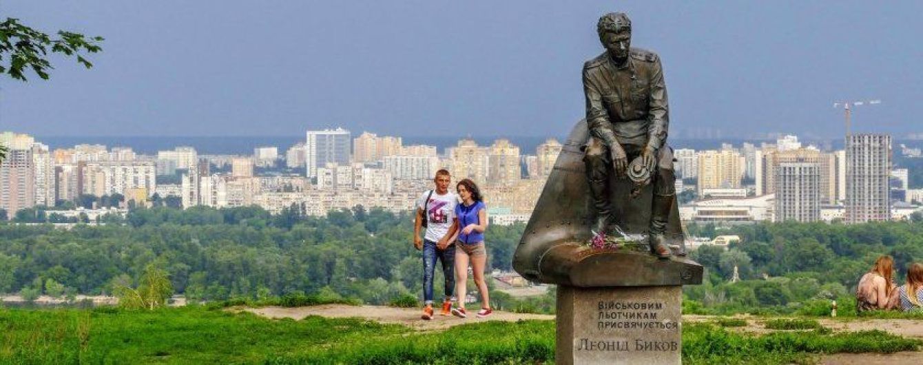 У Києві біля пам'ятника видатному актору знайшли урну з прахом дитини