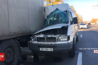 У Дніпрі маршрутка з пасажирами врізалась у фуру