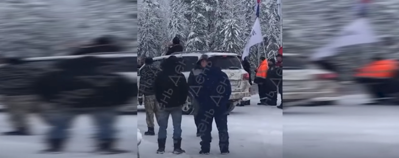 В России священник с люка Lexus освятил дорогу
