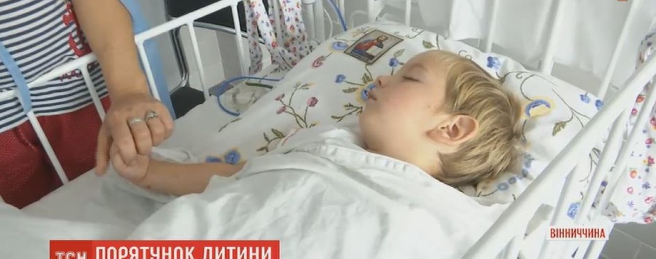 Що може стати поперек горла: медики назвали найнебезпечніші продукти для малечі