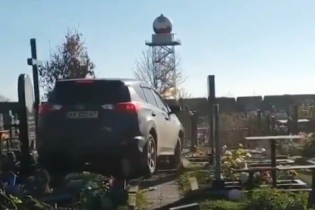 В Харькове священник прокатился внедорожником по могилам